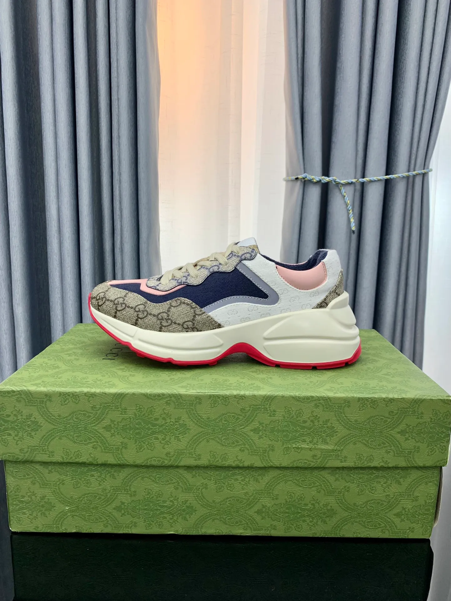 👟👟Ex-factory price 480👟👟 Gucci dad shoes for couples, distressed leather horn-shaped retro jogging shoes. The Balenciaga grandpa trend has subsided, ushering in GUCCI dad shoes, the trend leader in the fashion industry. The original shoes are molded and the original last is made by the Italian handmade foundry! [Gucci original dad shoes] Original surface: imported calfskin! Lining: Grade A hybrid lambskin! Outsole: The highest restoration sole. TPU material plus wear-resistant foam (anti-wear cushioning) ivory leather has been processed with an old-fashioned effect. The sole is 5cm high! The comfort level is excellent, killing all high-end versions on the market! Original logo outsole! 👣Size: Women’s size 35-40. Men's size 38-45. Women's heel with 🈚️logo! Men's heel with 🈶️logo!